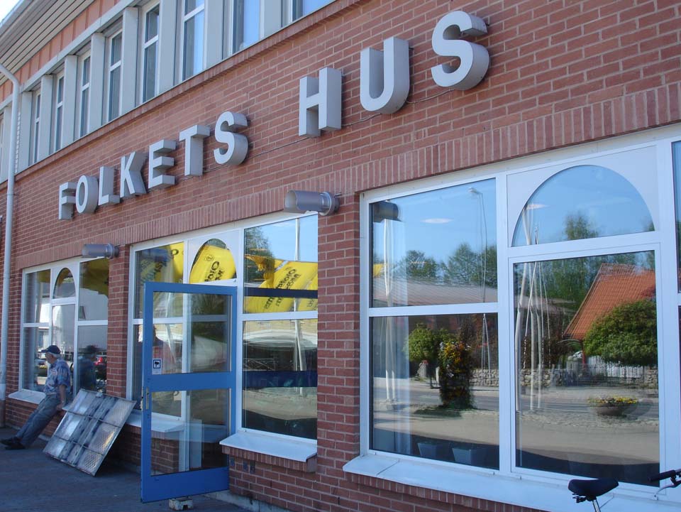 Dörrarna har just öppnats till mässan i Olofströms Folkets Hus